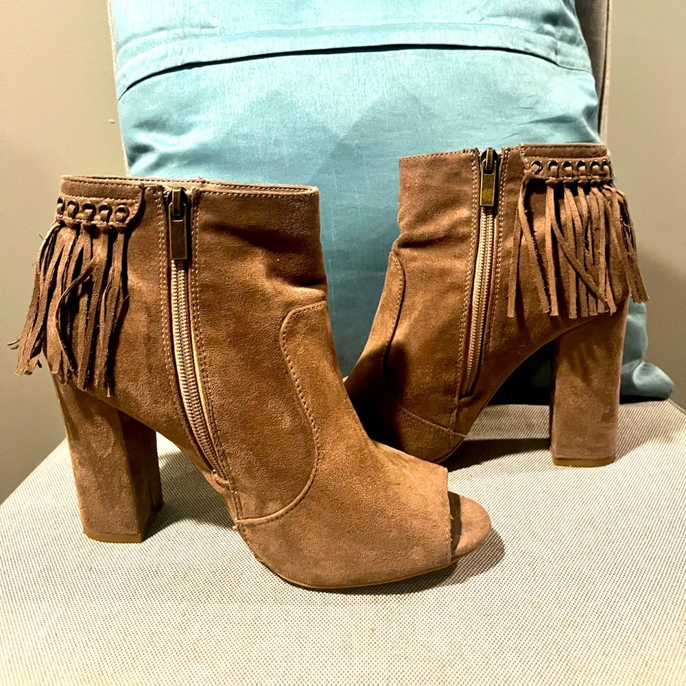 Brown ankle boots with fringe